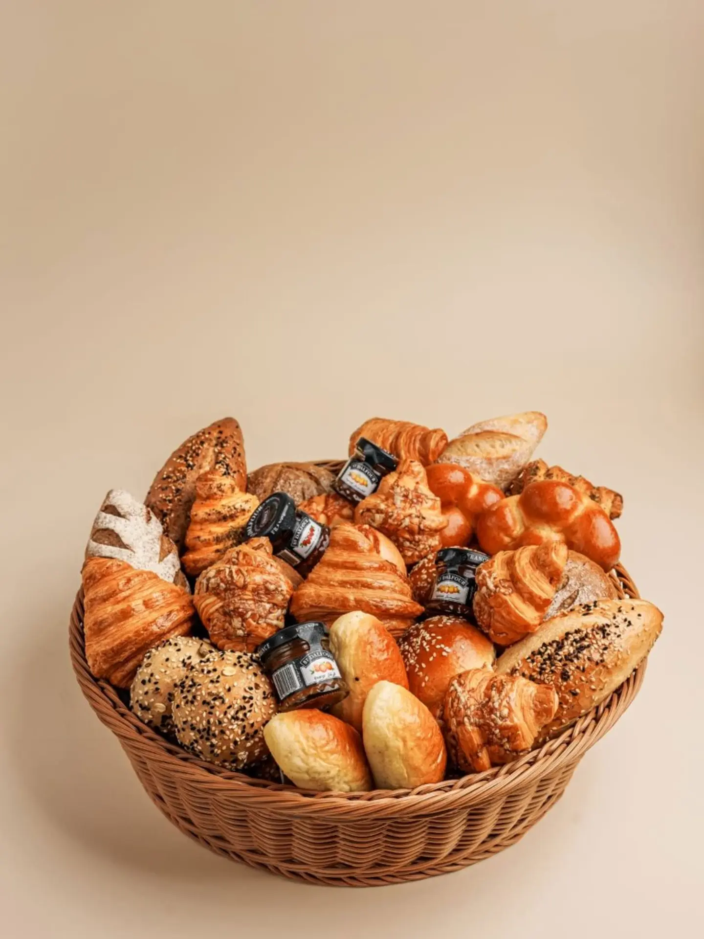 سلة مخبوزات متنوعة وسط