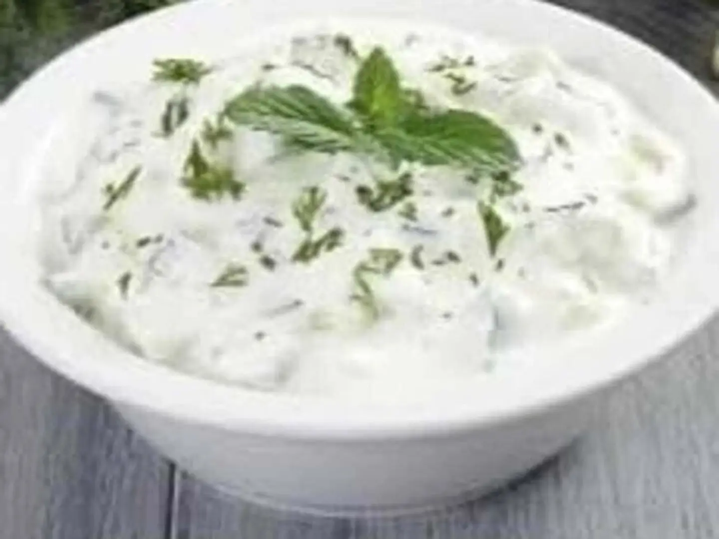 سلطة خيار باللبن