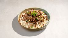 وعاء أرز باللحم الكوري وبذور السمسم