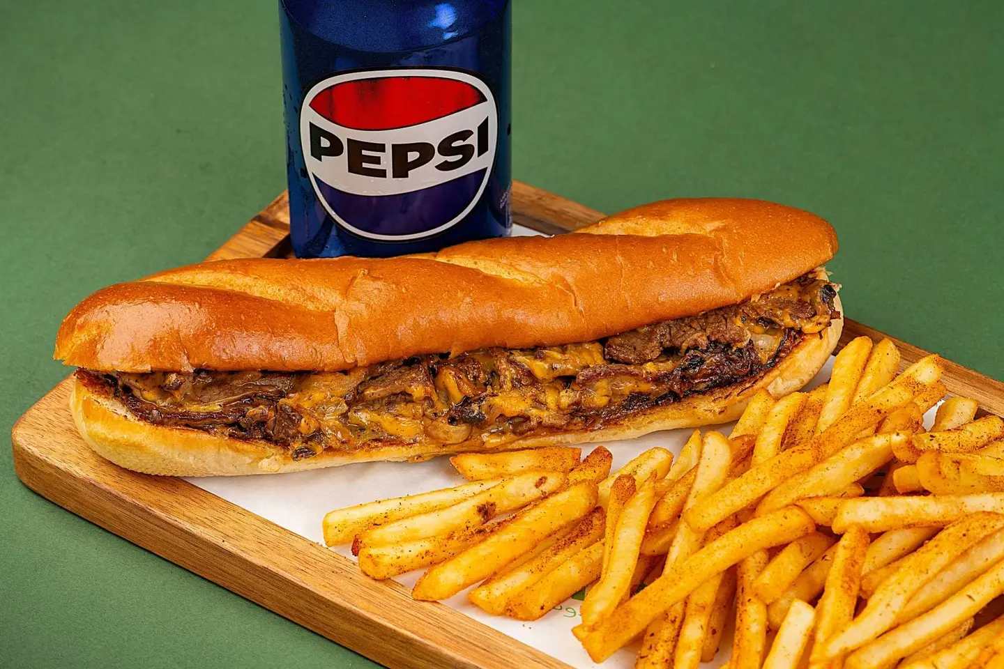 وجبة شرائح لحم مع جبن وخضار