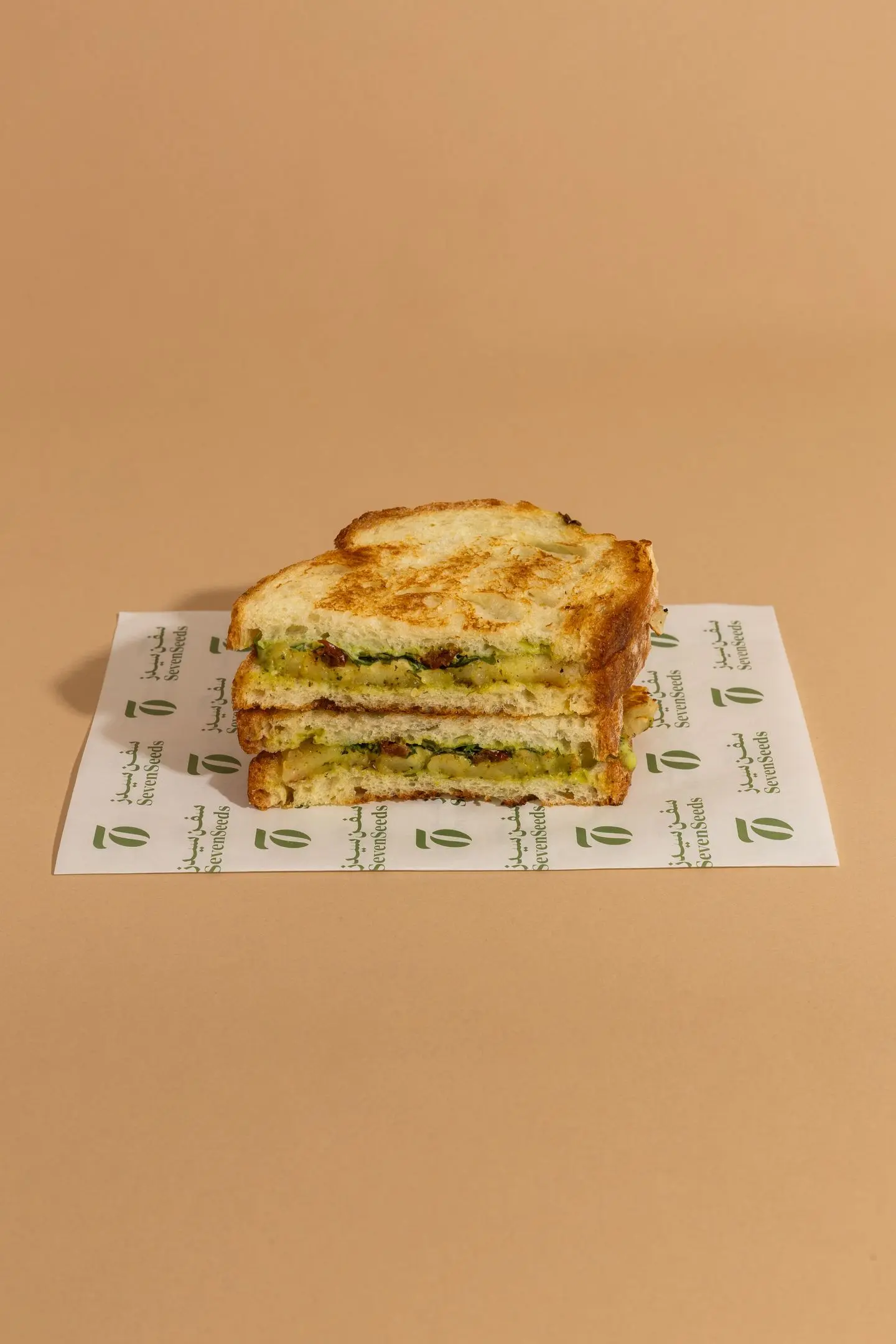 ساندوتش حلومي مشوي مع البيستو