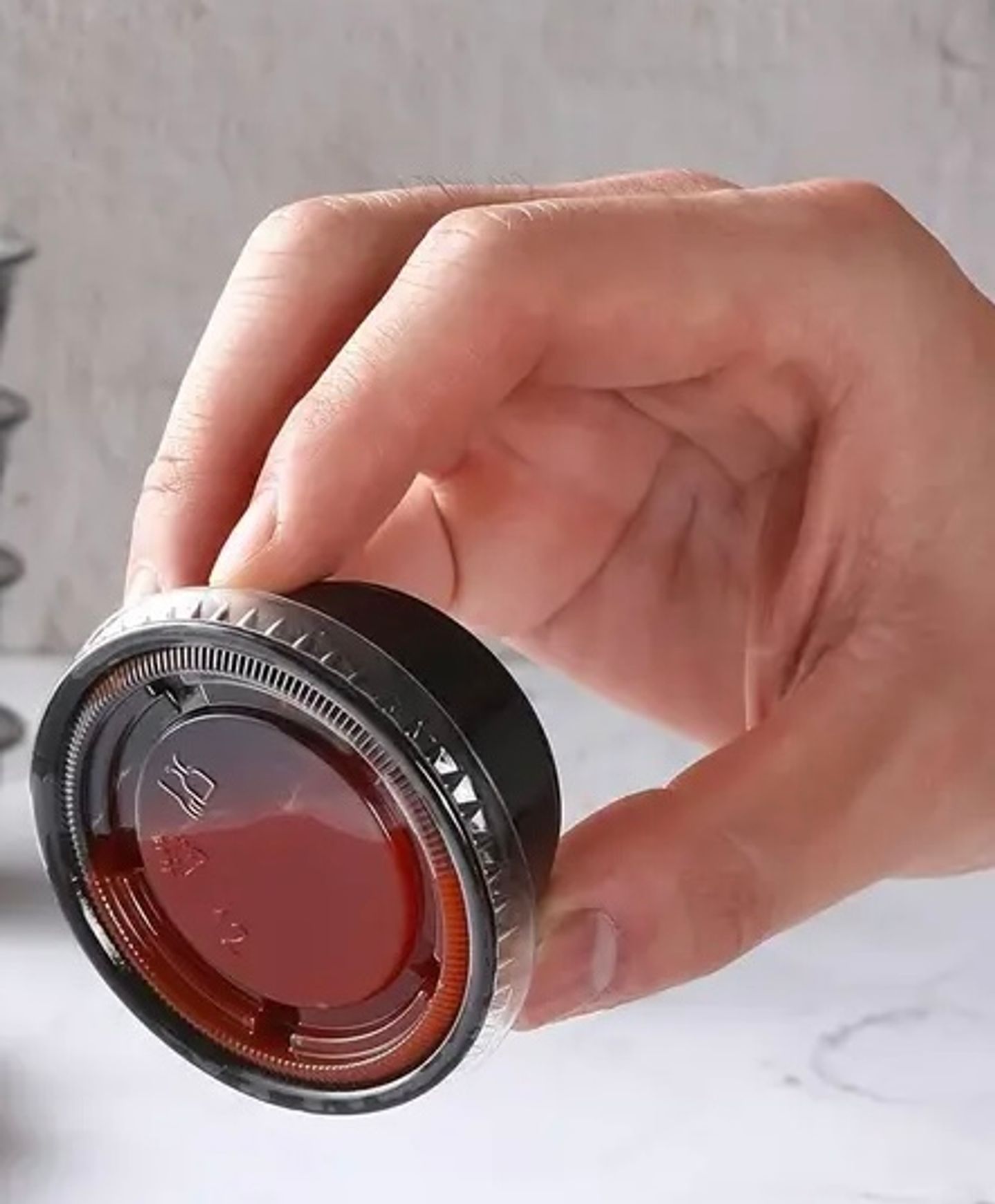 علبة صوص حار