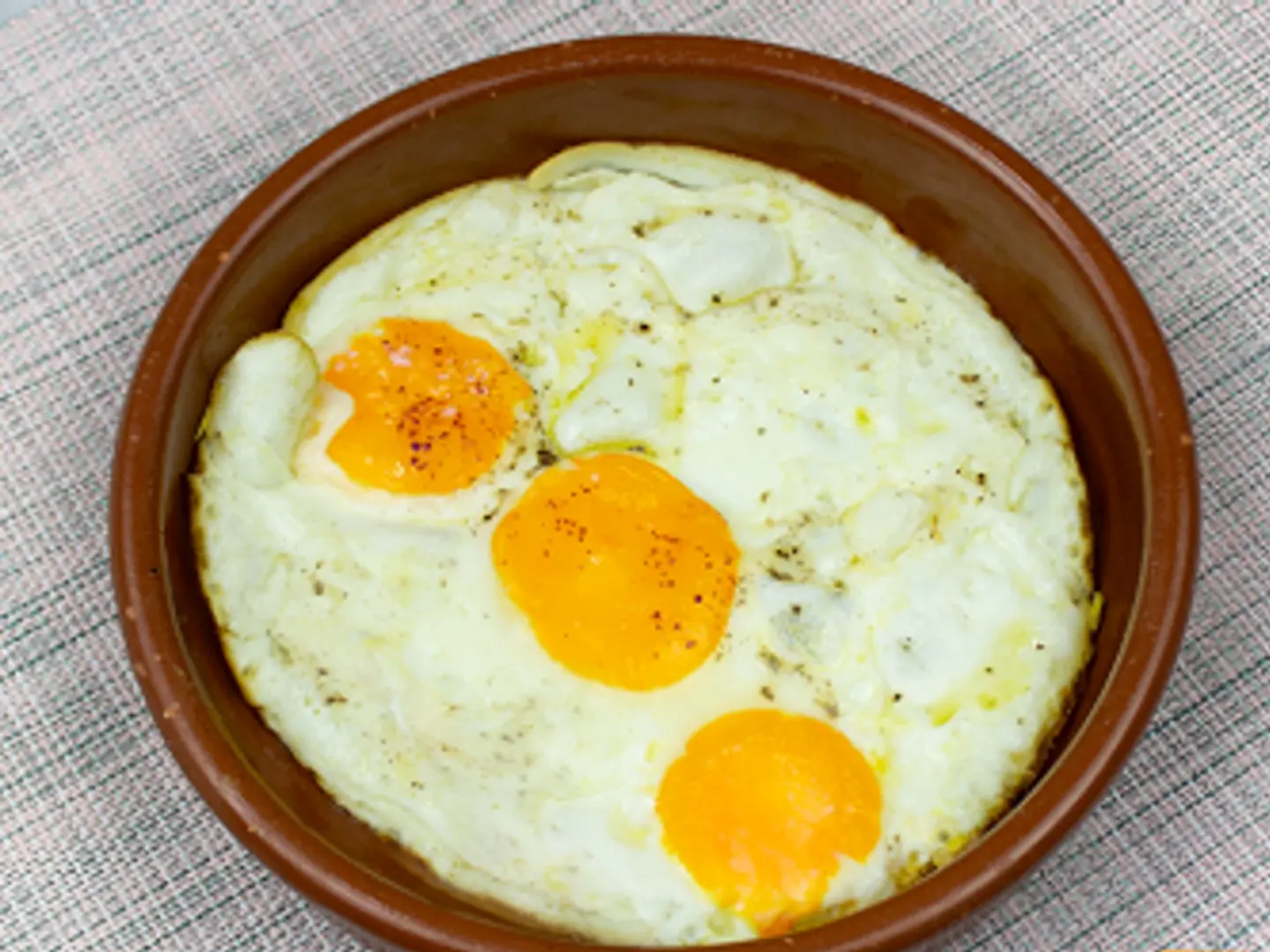 بيض عيون سادة