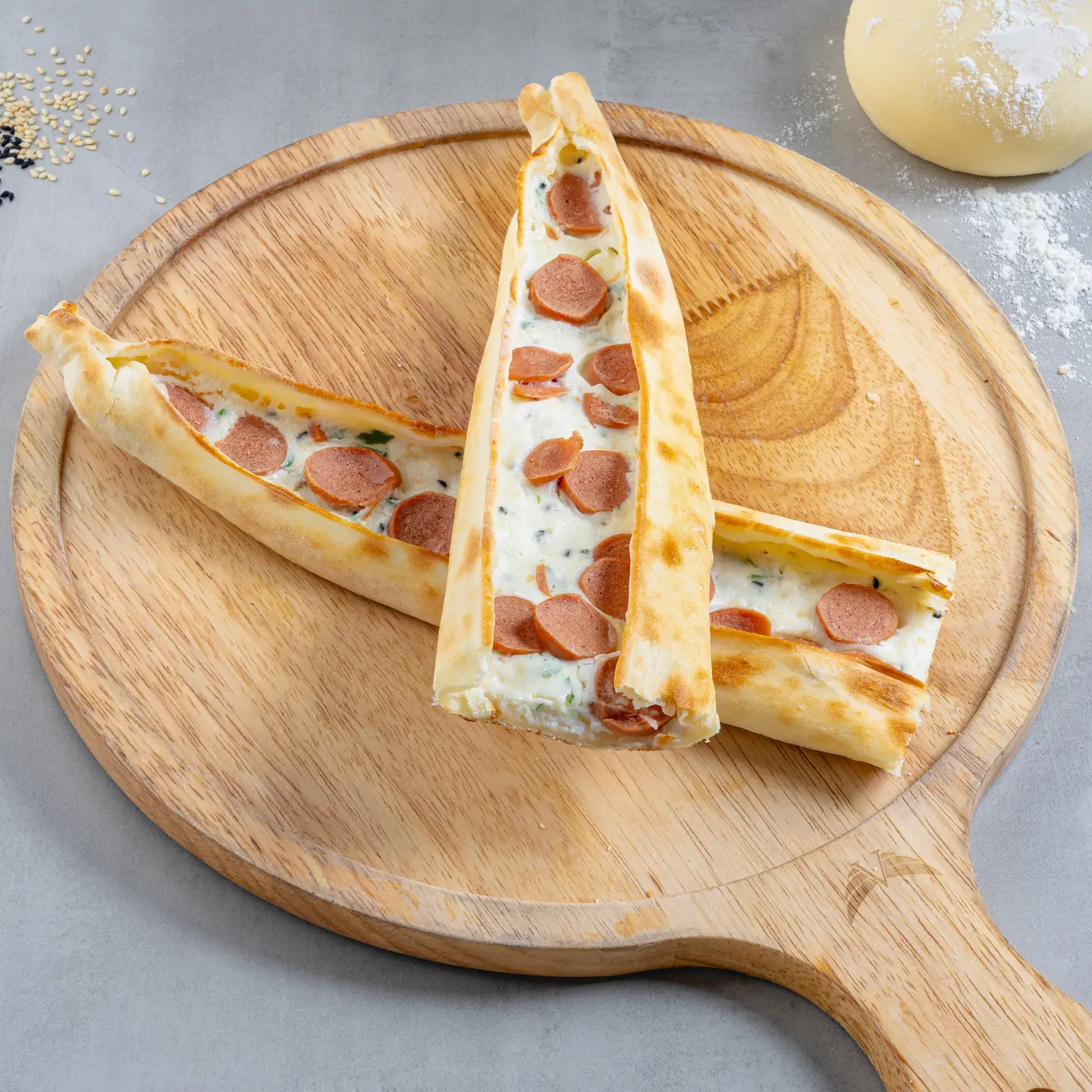 فطيرة جبن عكاوي بالنقانق