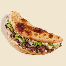 بيتزا صغيرة بشرائح اللحم البقري والفطر