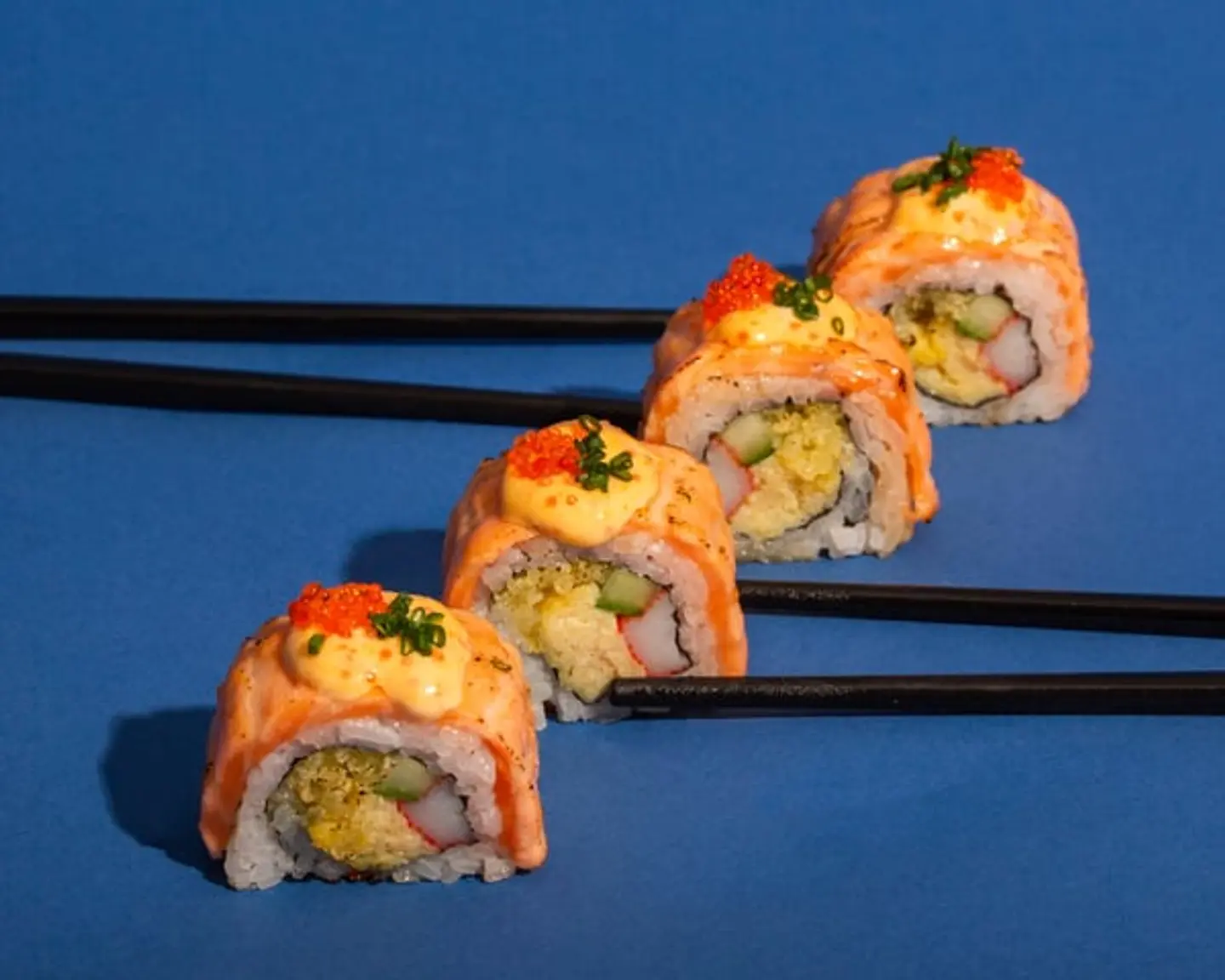 رول السلمون بصلصة المنتاي