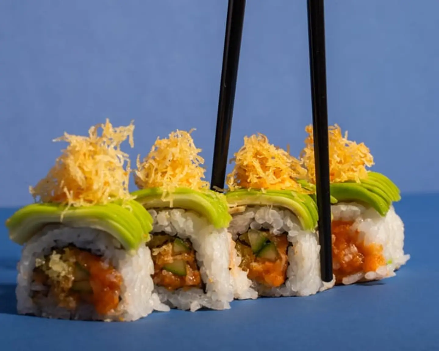 رول السلمون الحار مع الأفوكادو