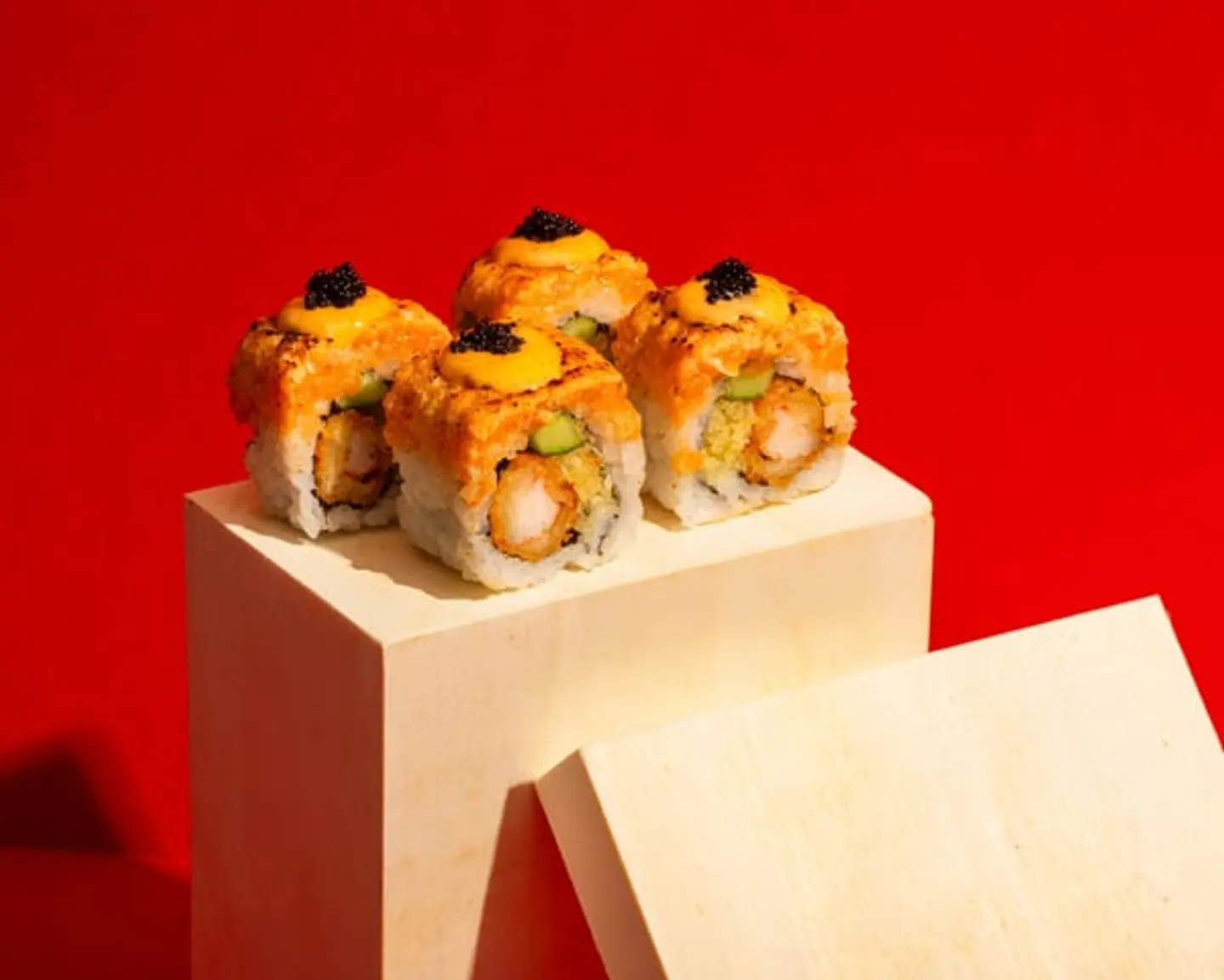 رول الجمبري والسلمون الحار.