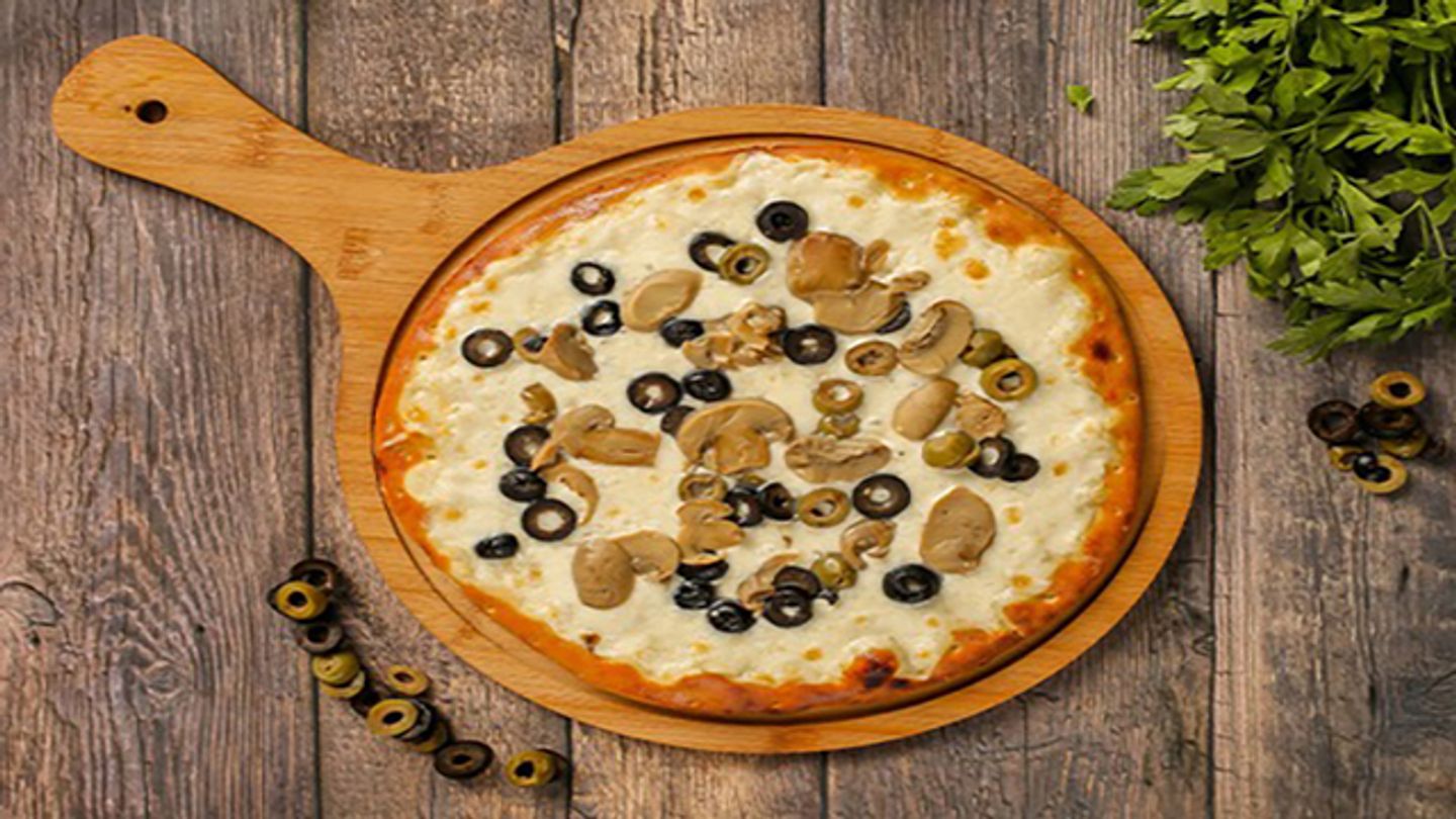 Akkawi Cheese With Mushrooms And Olives