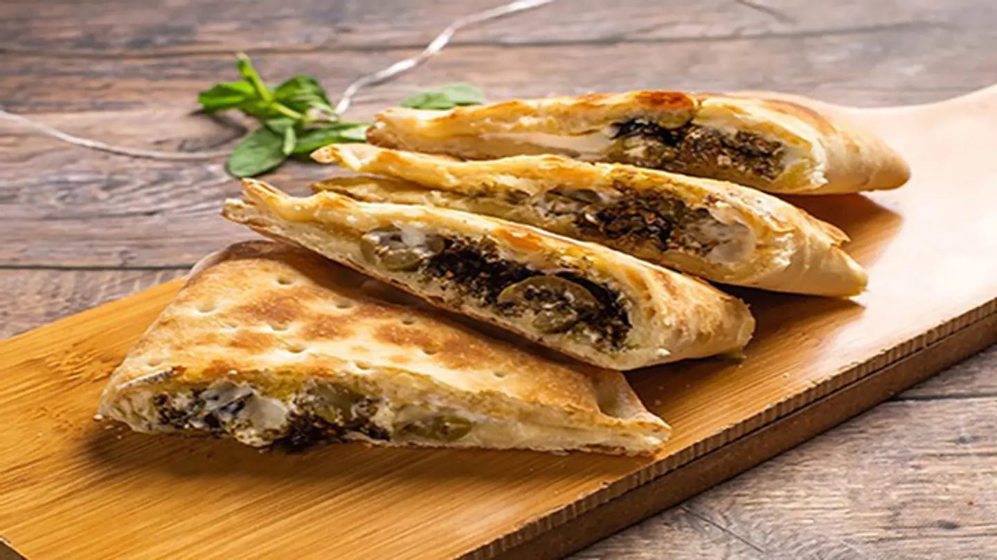 لبنة مع زيتون و زعتر