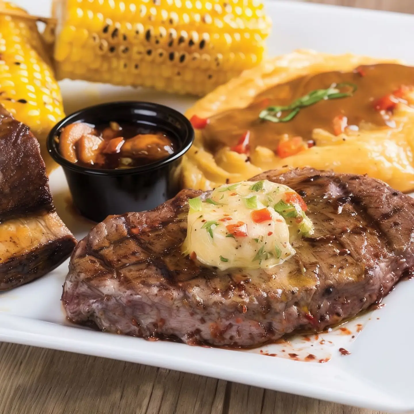 ستيك مدخن مع أضلاع اللحم البقري