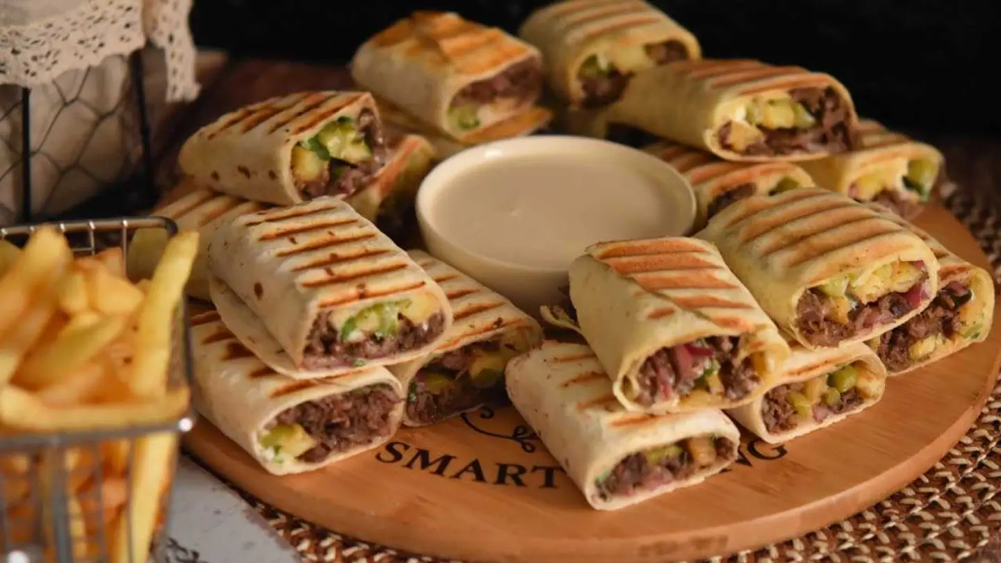 وجبه عربي العملاق لحم خبز صاج 16 قطعه