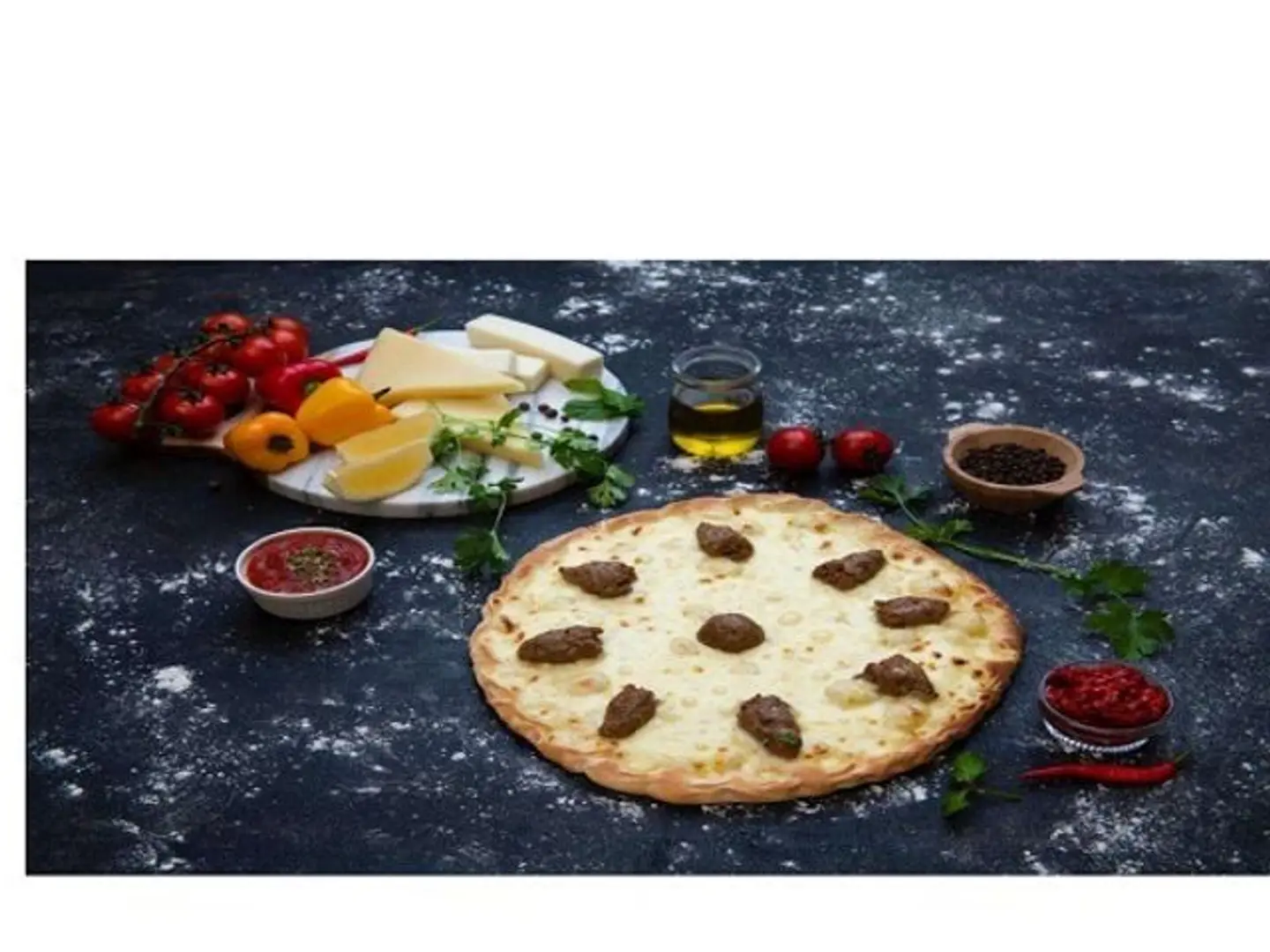 سجق مع جبنة وصوص الطماطم