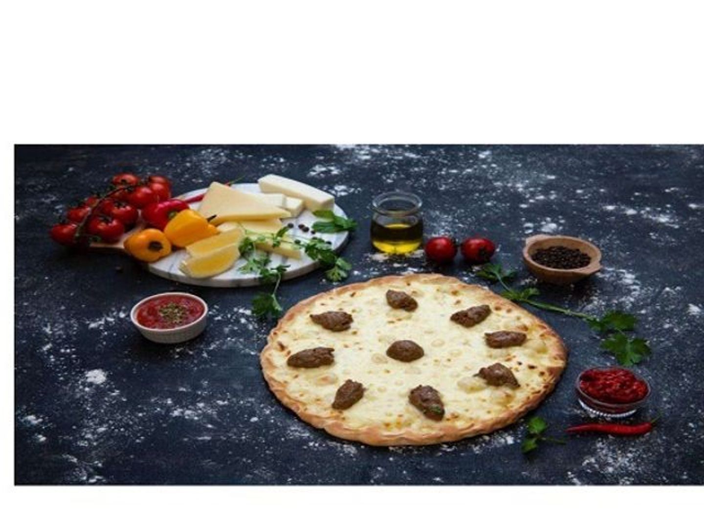 سجق مع جبنة وصوص الطماطم