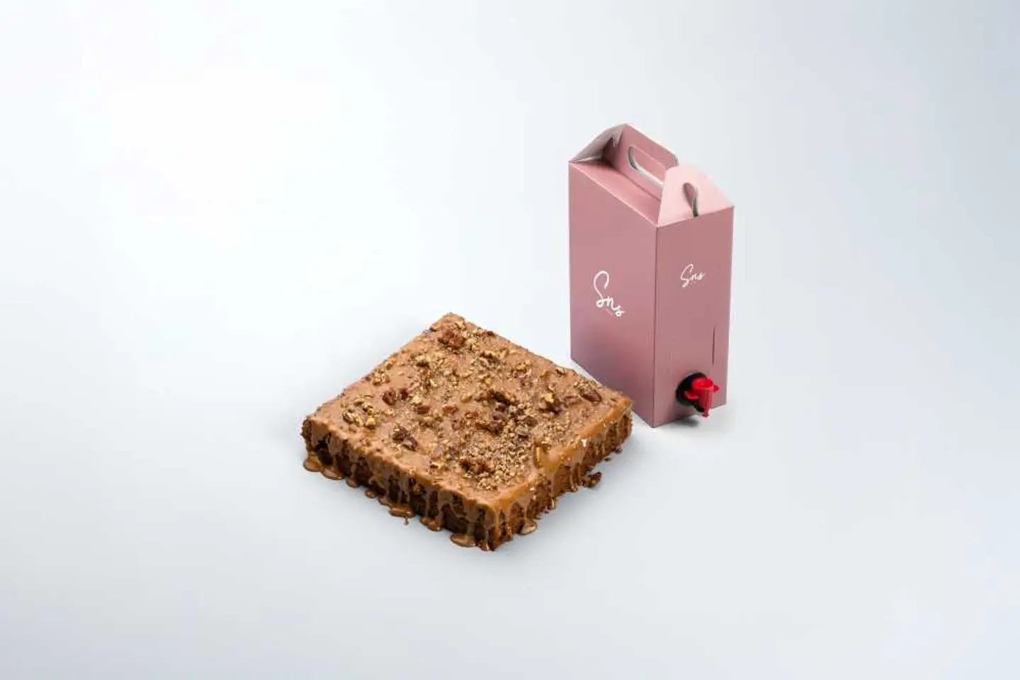 كيكة التمر بالبيكان + بوكس قهوة اليوم ٢ لتر