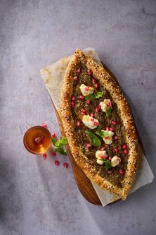 فطيرة الزعتر واللبنة بالعسل