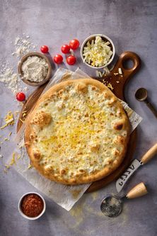 بيتزا الأجبان الأربعة كبيرة