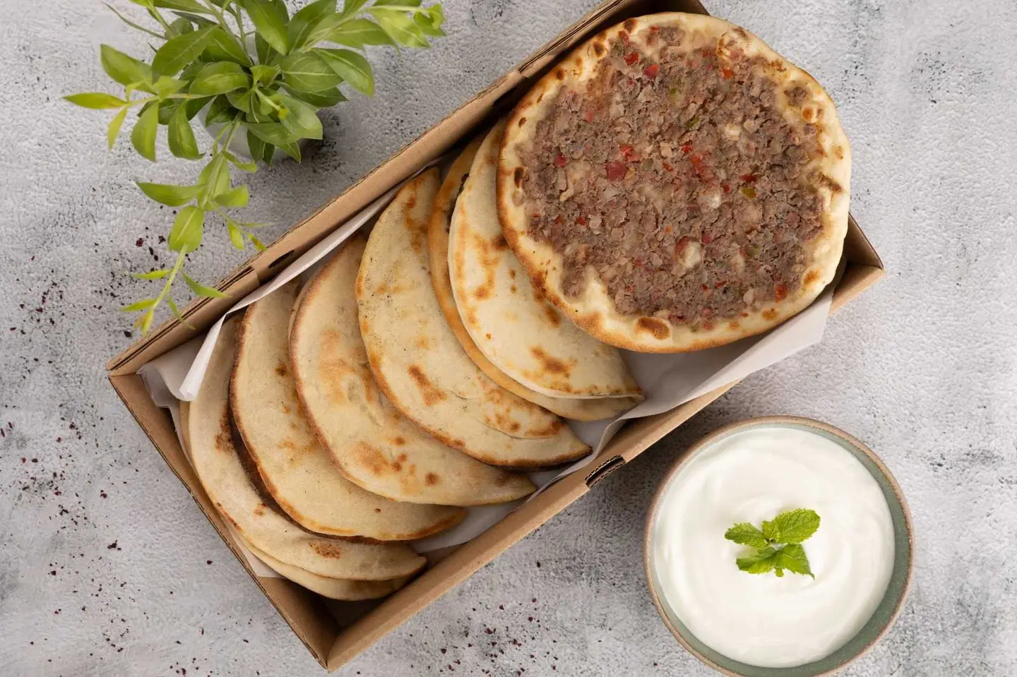 ميني مناقيش لحم بعجين