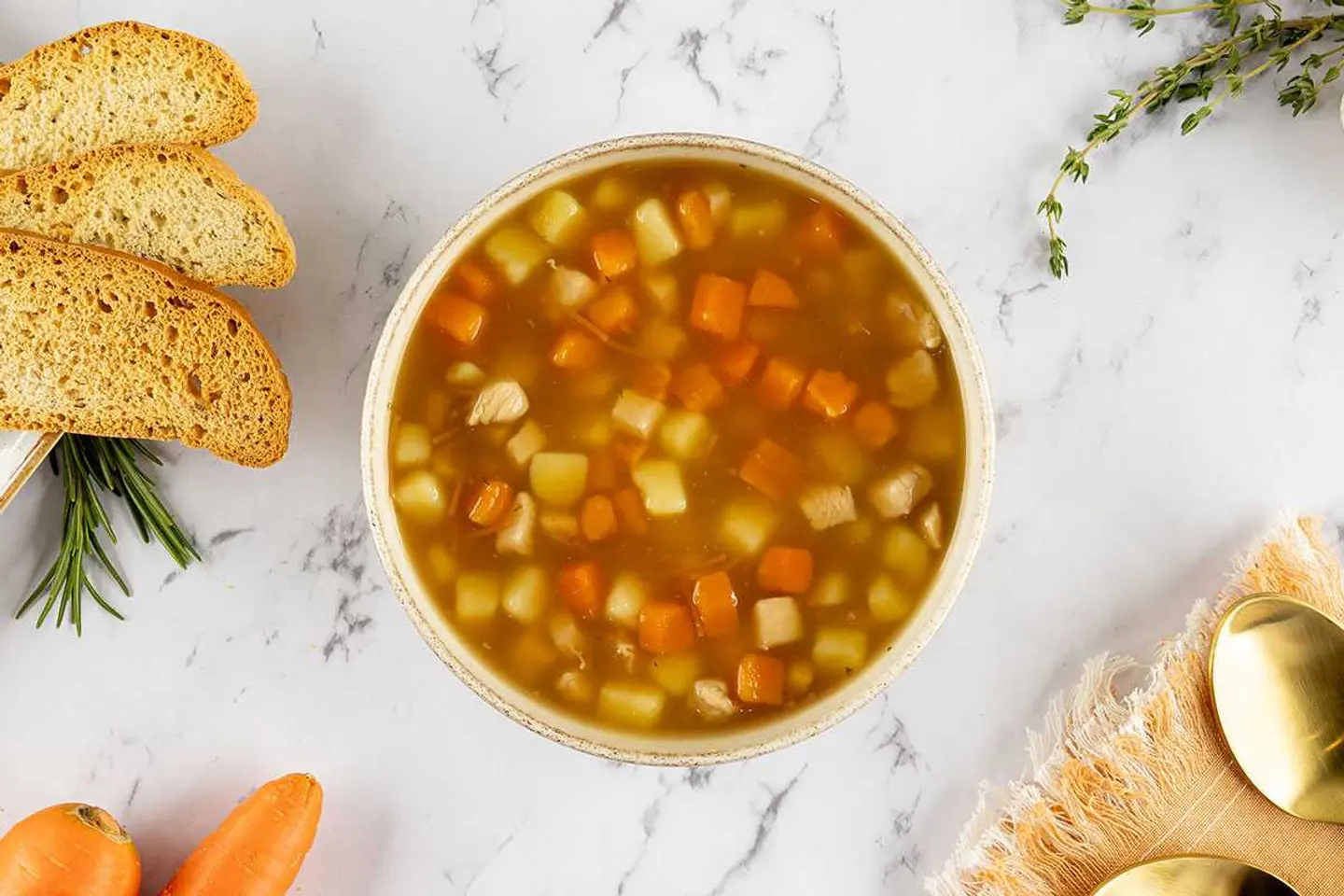 شوربة الدجاج بالشعيرية بالخضار