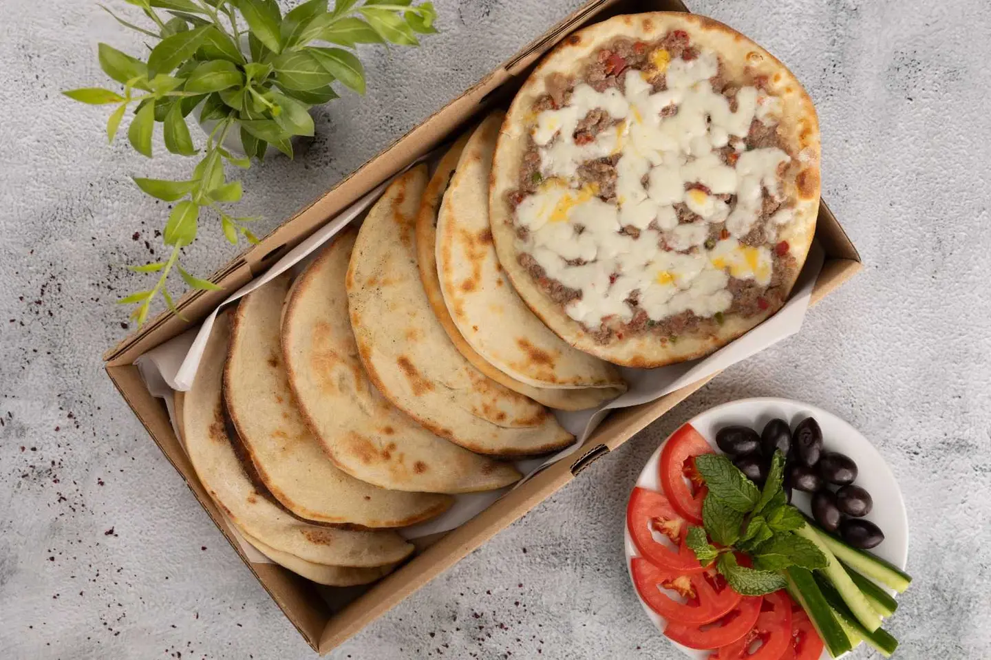 ميني مناقيش لحم بعجين وجبنة