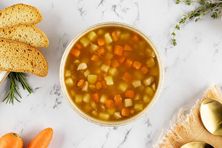 شوربة الدجاج بالشعيرية بالخضار