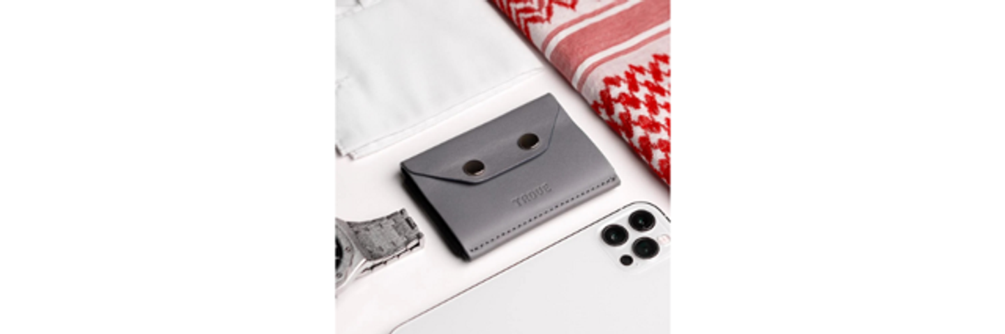 Trove Cardholder In Gray & Black