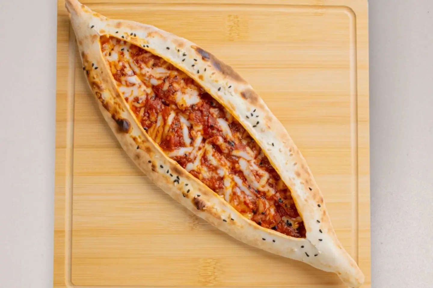 فطيرة محمرة بالجبن