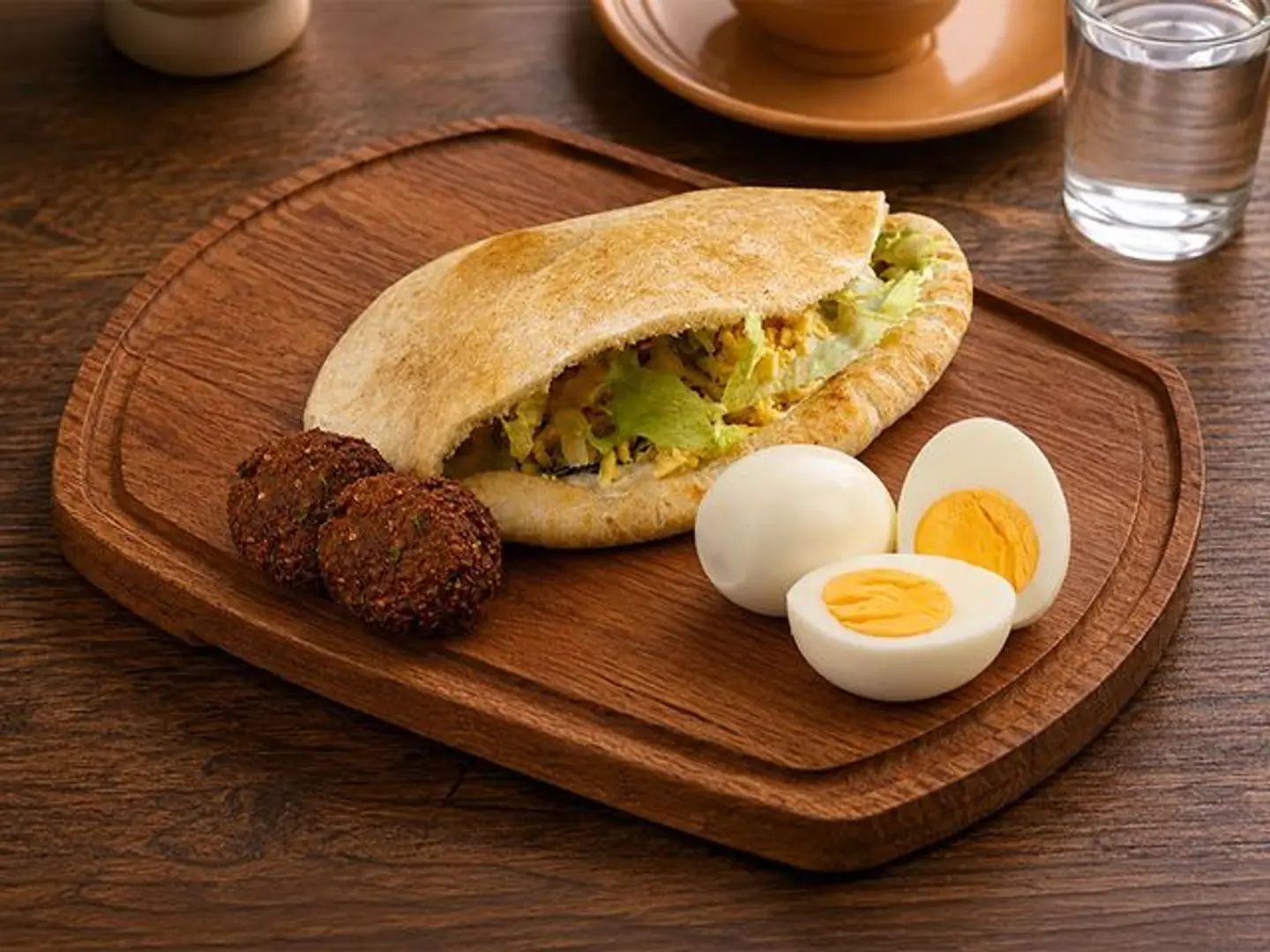 طعمية بالبيض مسلوق