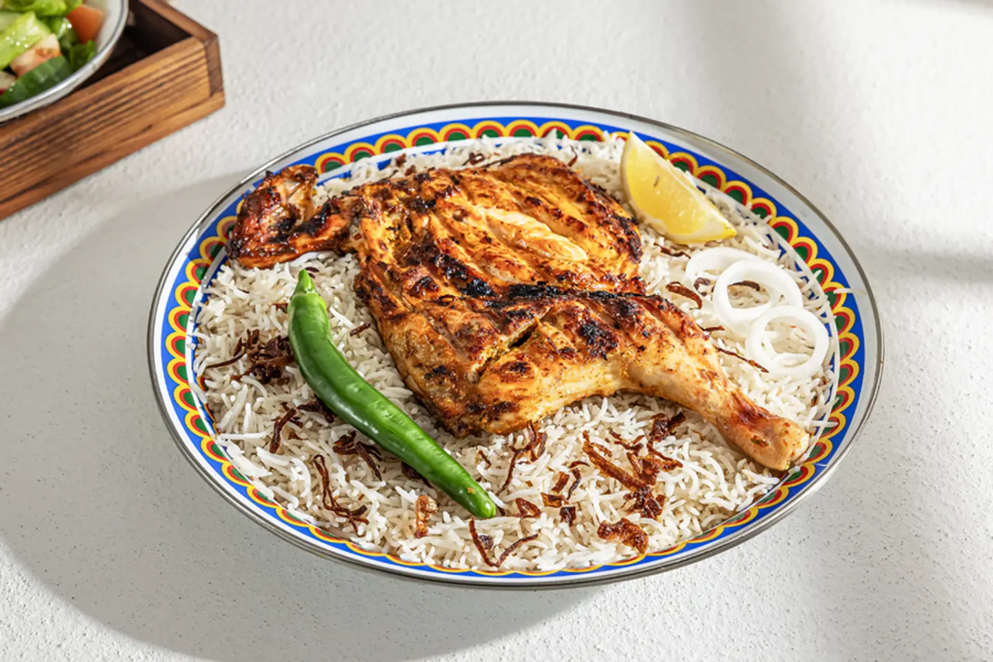 نص دجاج على فحم مع الرز