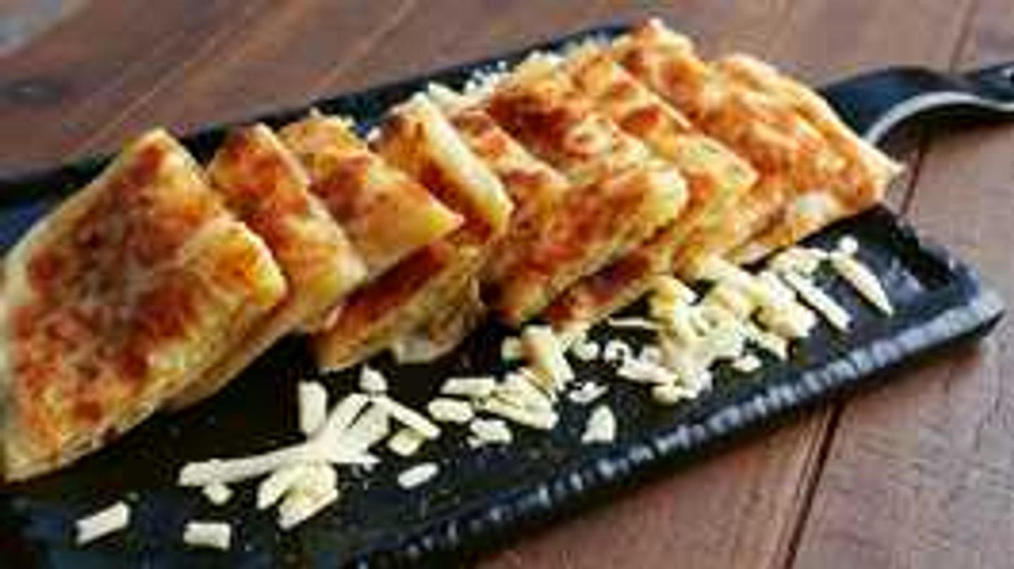 مطبق حلو بالجبنة