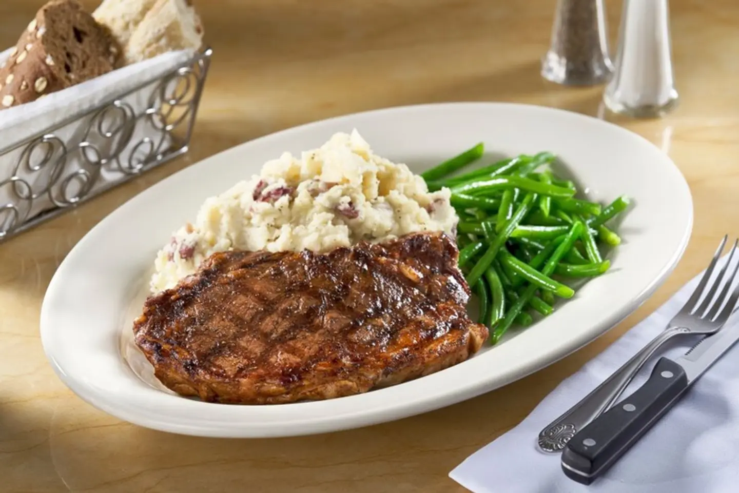 ستيك نيويورك مشوي على الفحم