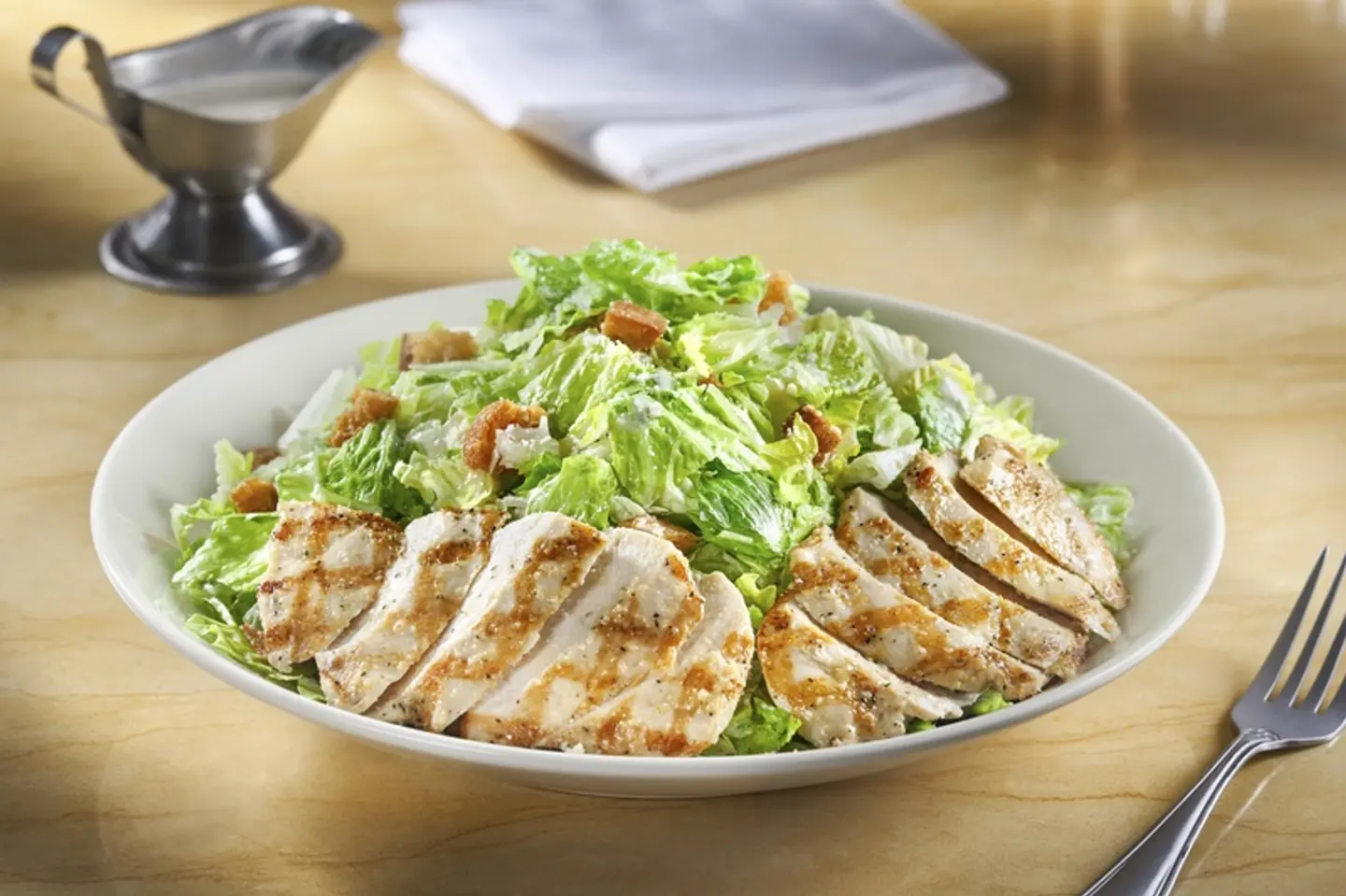 سلطة السيزر مع دجاج