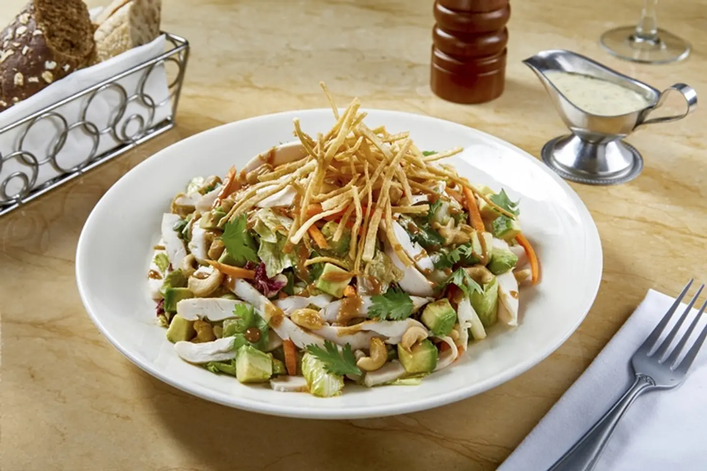 سلطة شيلا مع الدجاج والأفوكادو