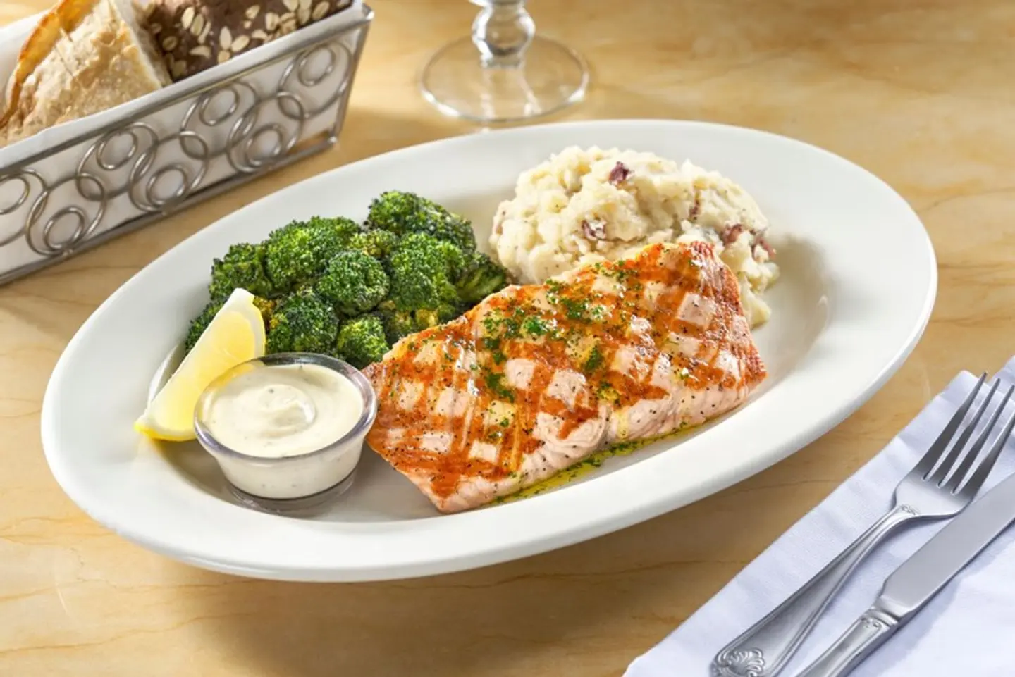 السلمون المشوي الطازج