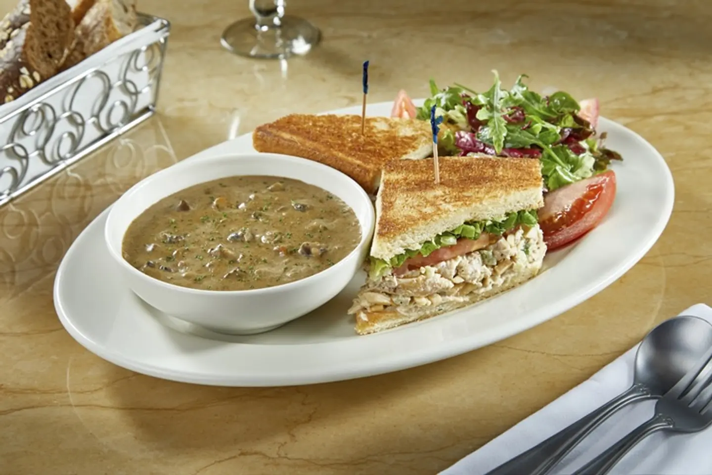 نصف سندويش سلطة الدجاج باللوز