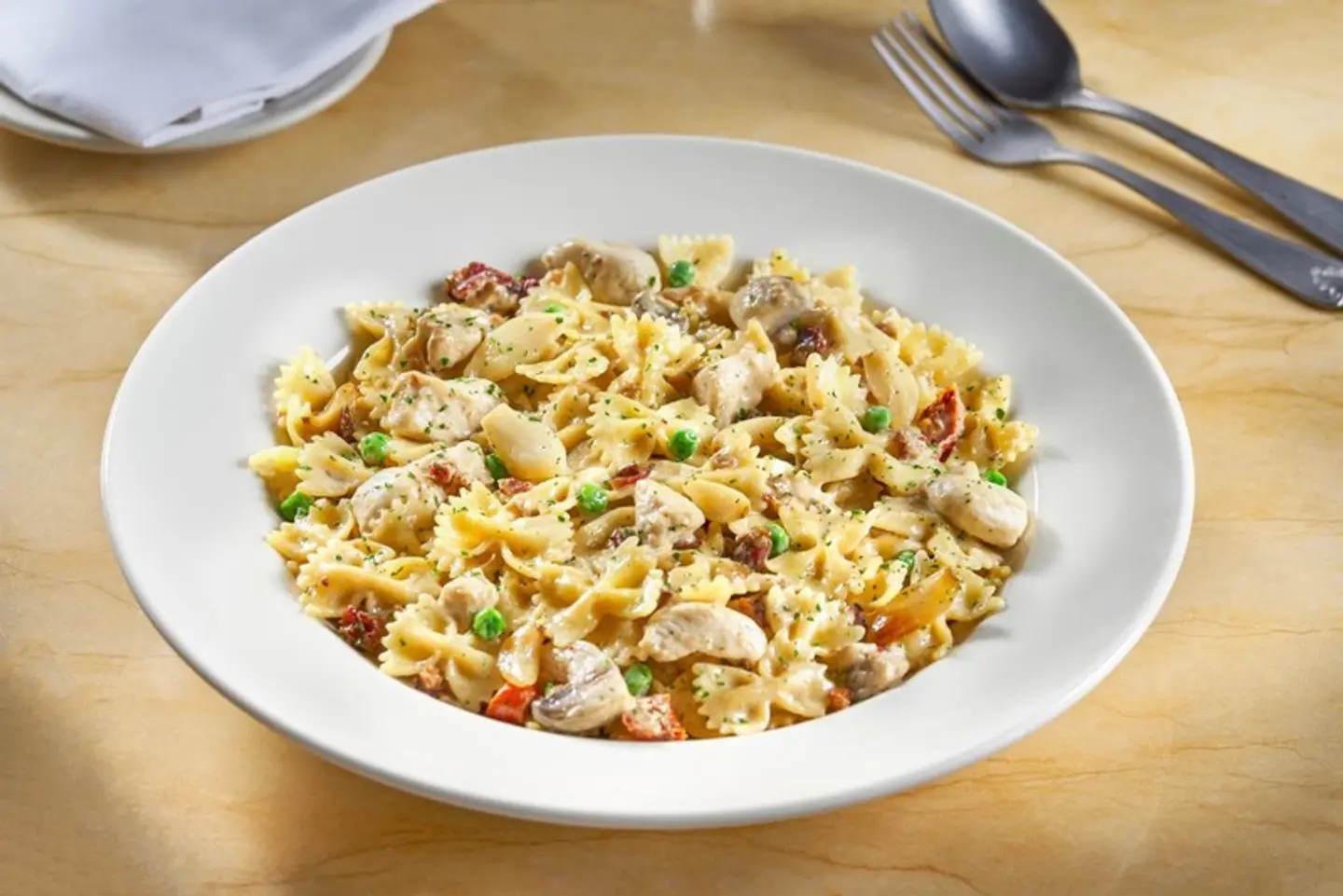 باستا فرفالي مع الدجاج والثوم المحمّص