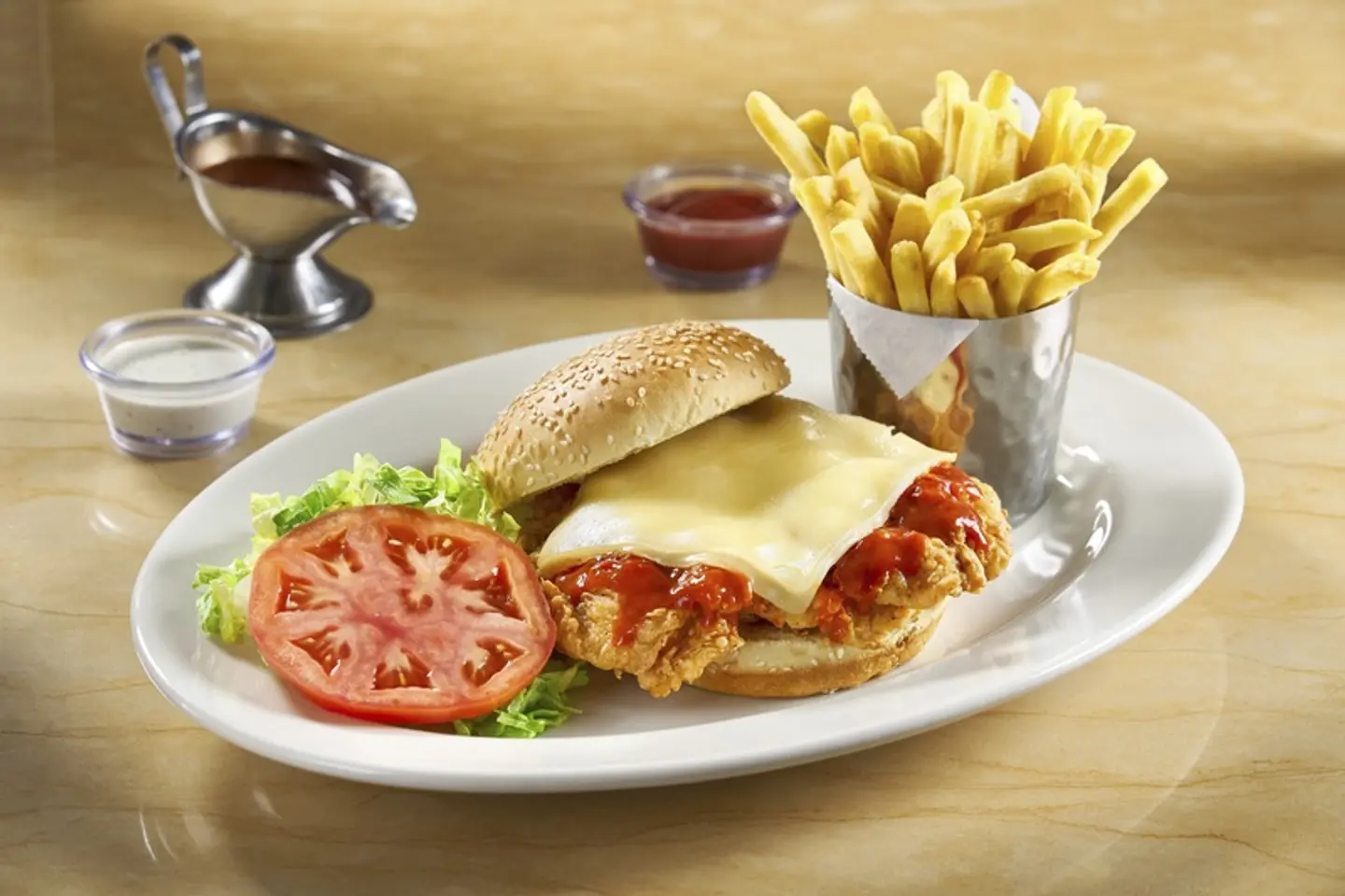 سندويش الدجاج الحار المقرمش صلصة بوفالو حارّة