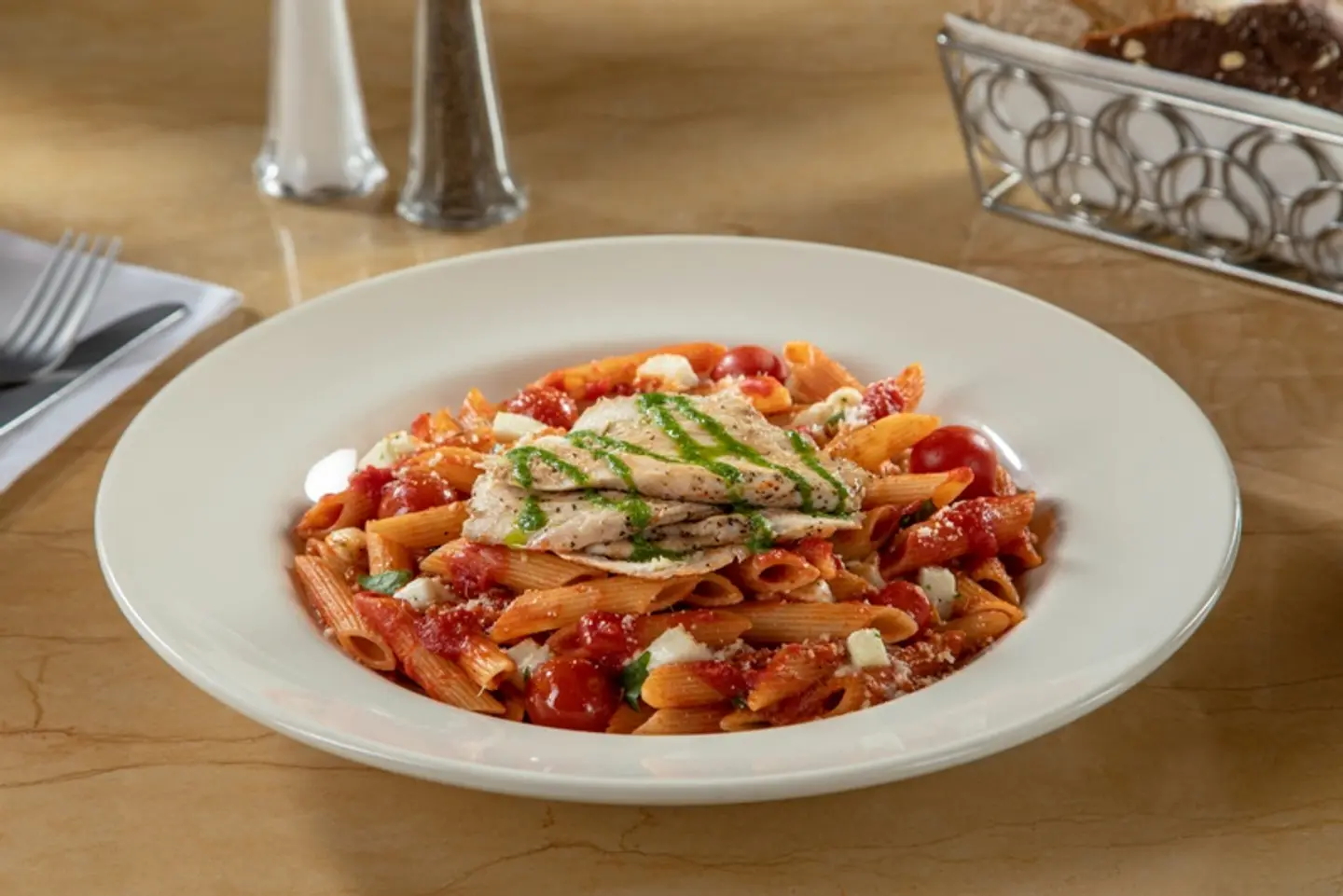 باستا الطماطم والريحان