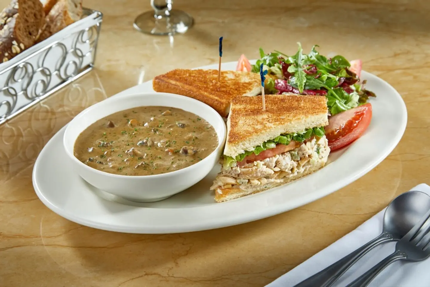 نصف سندويش سلطة الدجاج باللوز