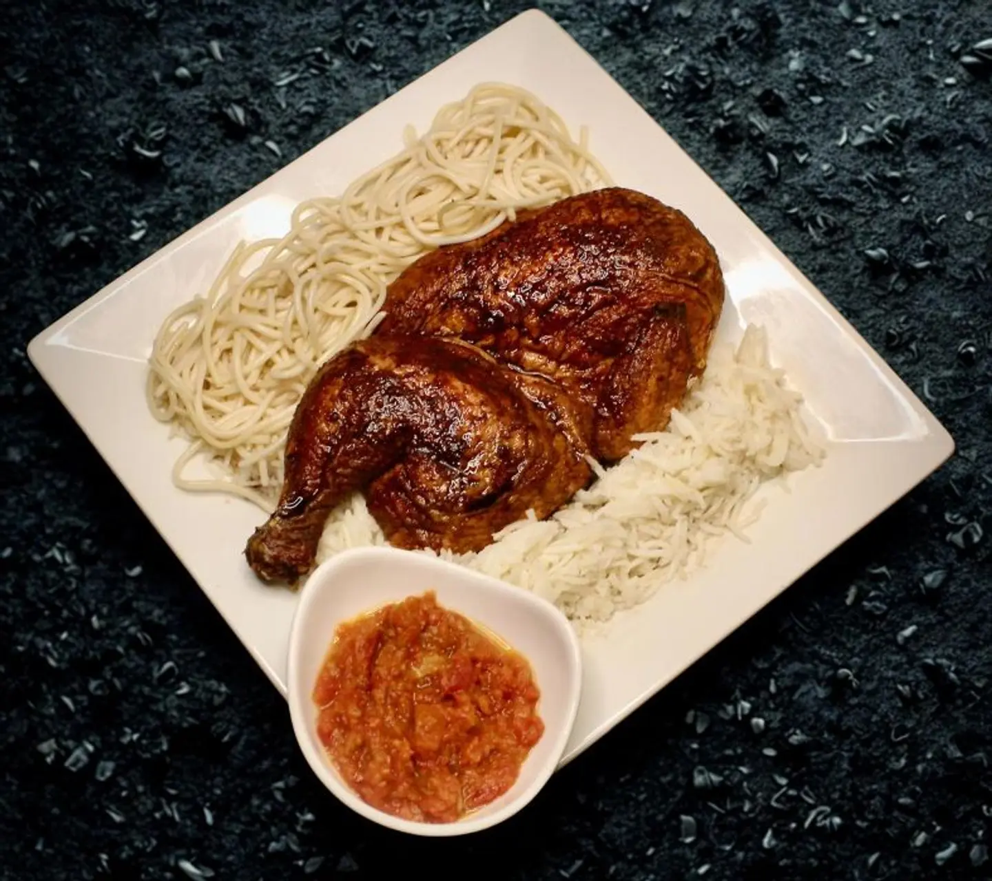 نصف حبة دجاج مع الرز او المكرونة