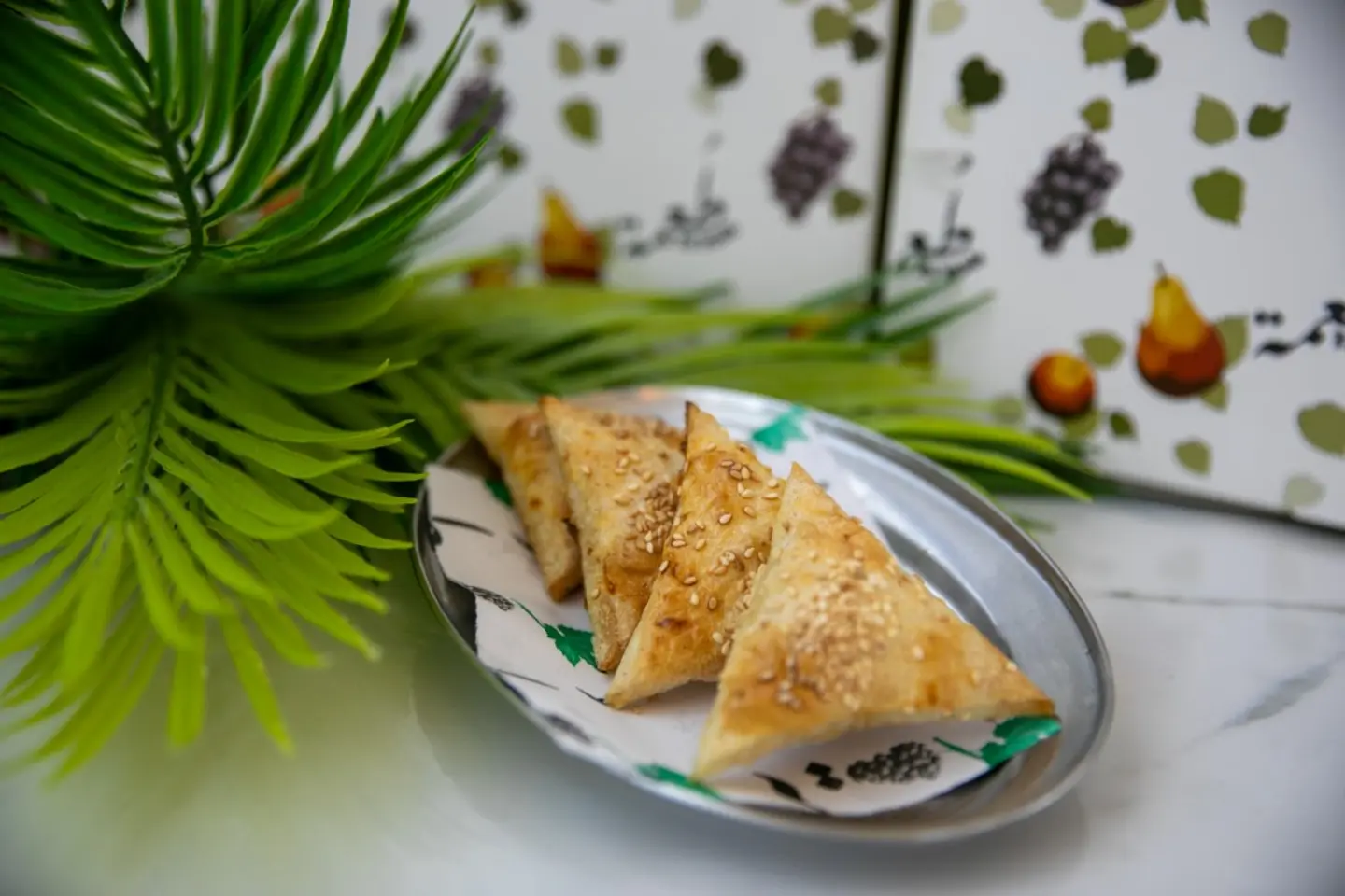 سمبوسة مثلثات طعمة بخليط الأجبان