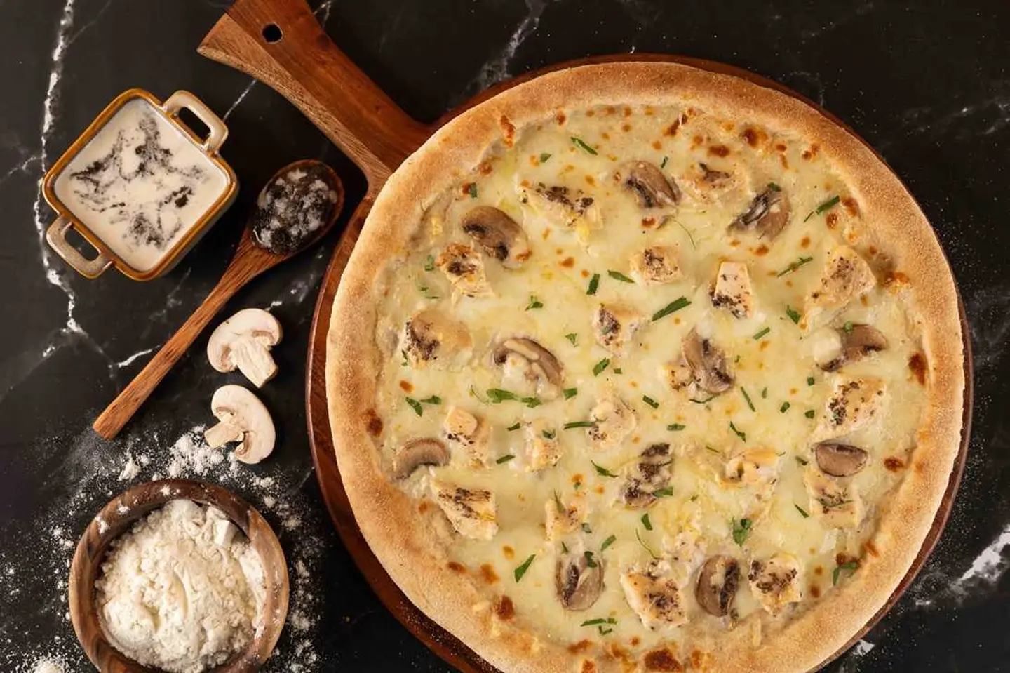 بيتزا دجاج ألفريدو كبيرة