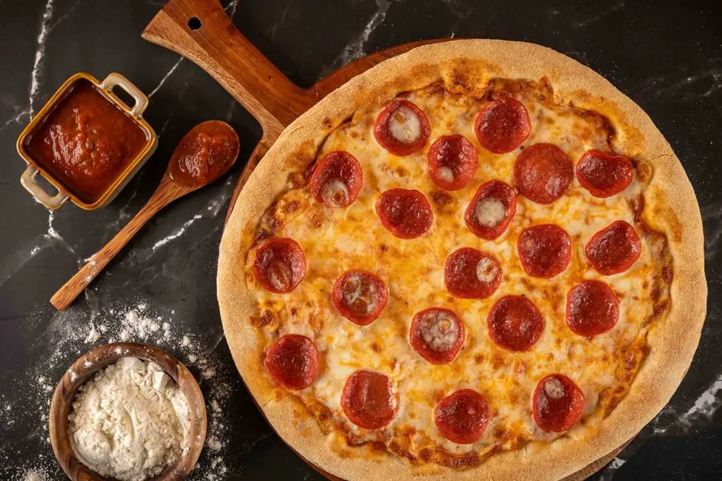 بيتزا بيبروني كبيرة