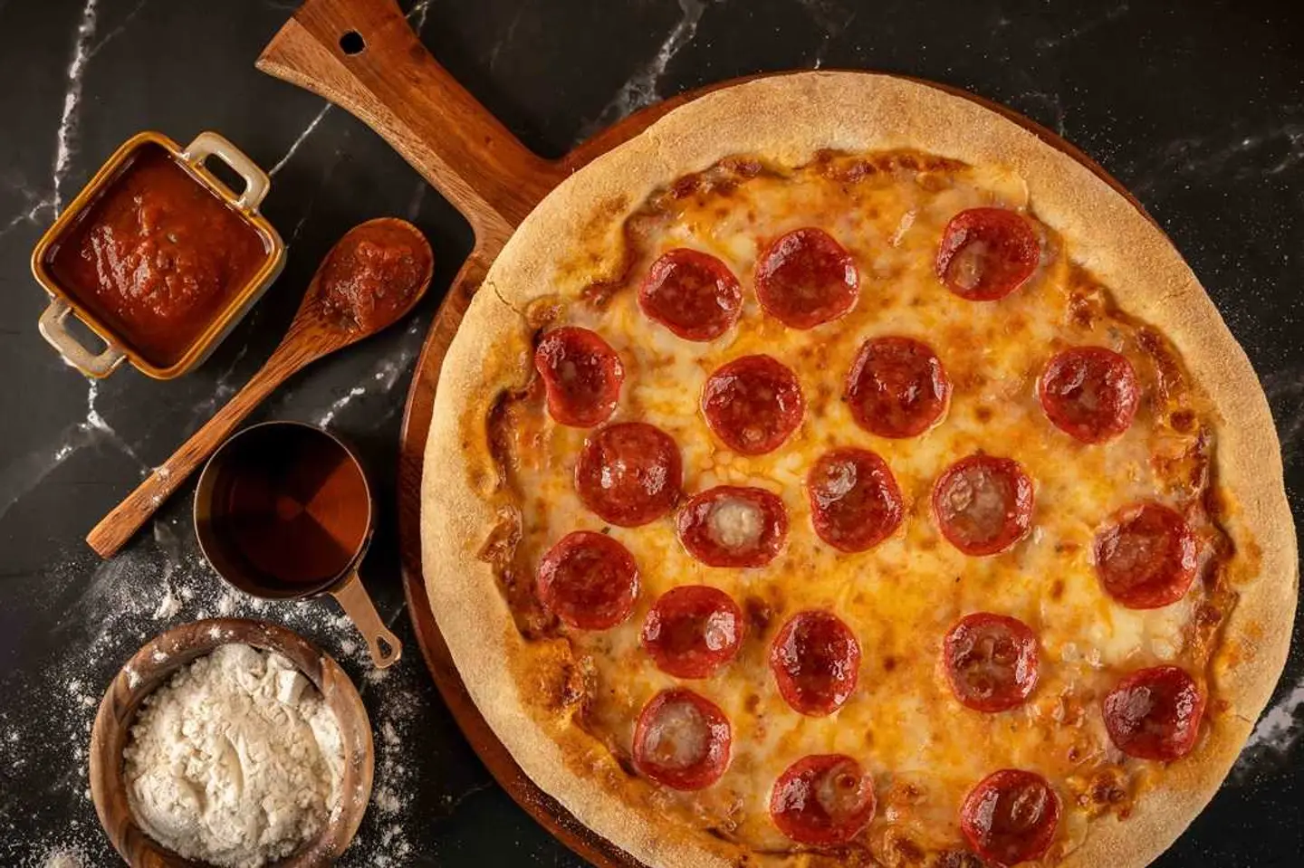 بيتزا بيبروني بالعسل كبيرة