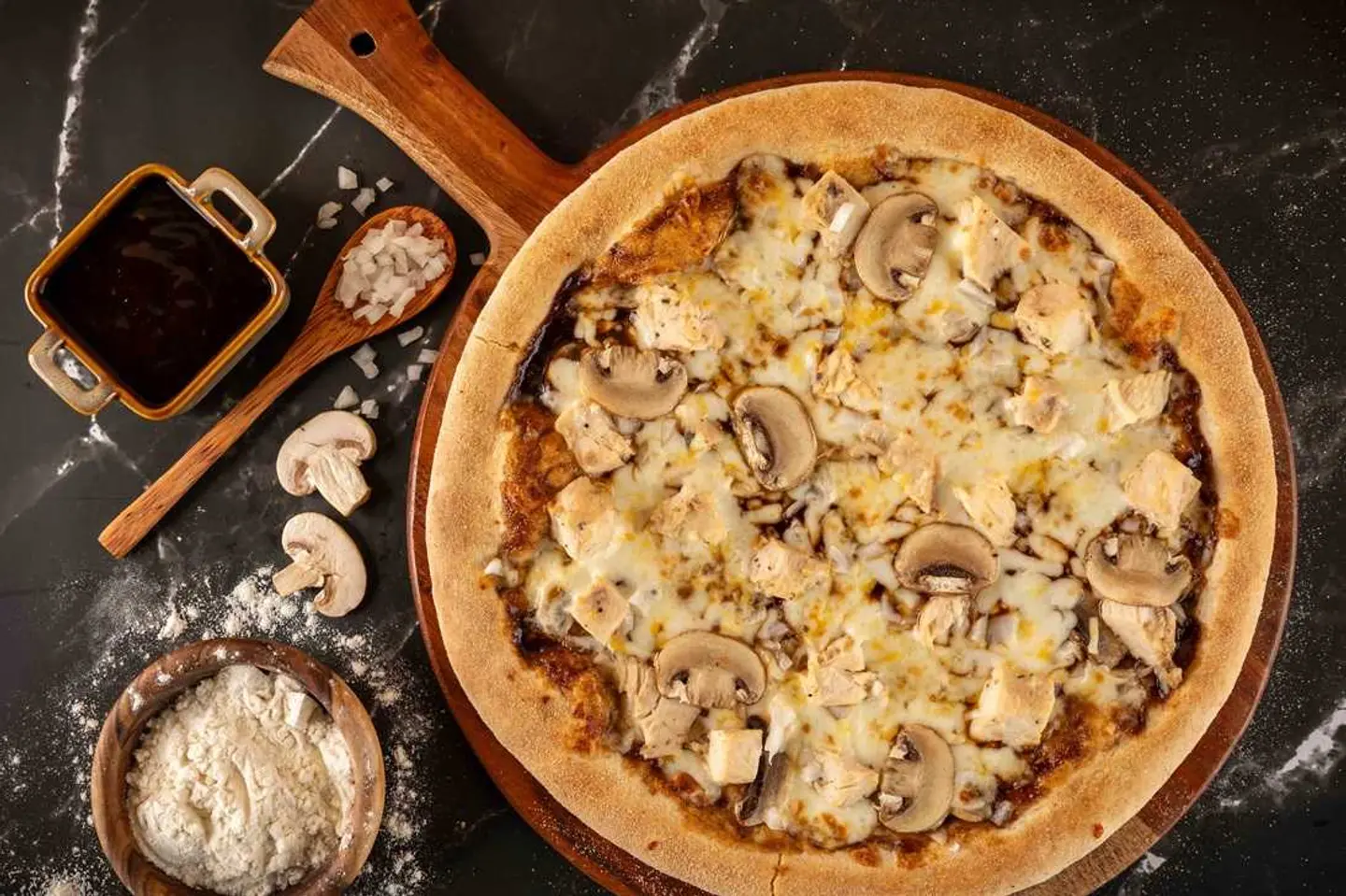 بيتزا دجاج باربيكيو كبيرة