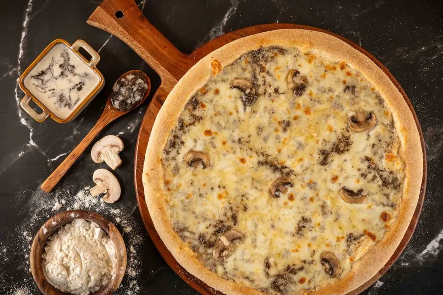 بيتزا ترافل كبيرة