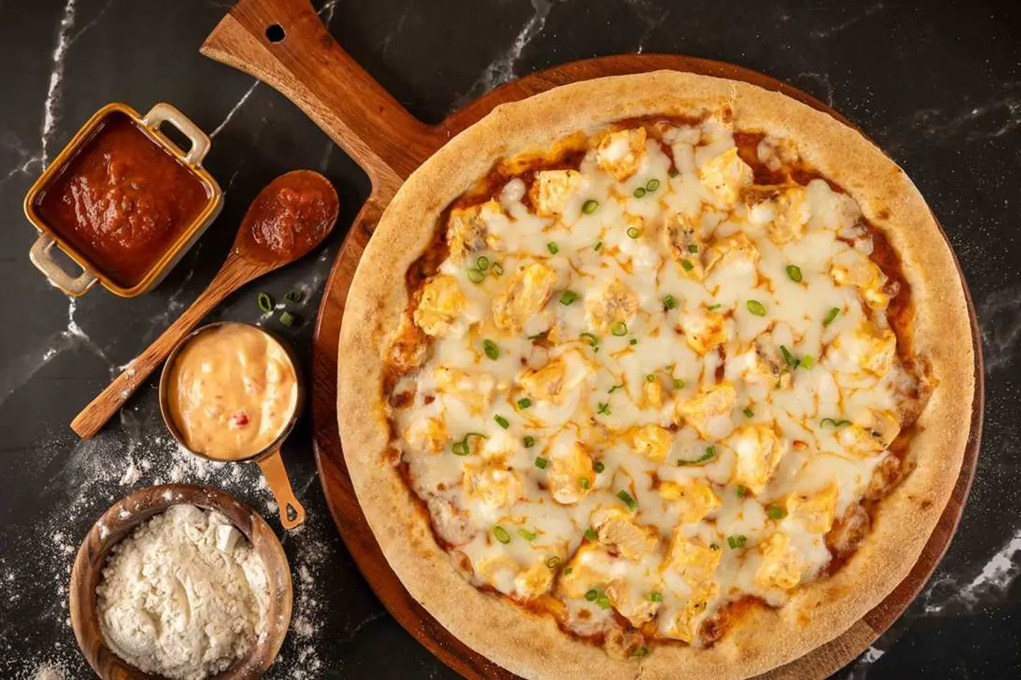 بيتزا دجاج ديناميت كبيرة