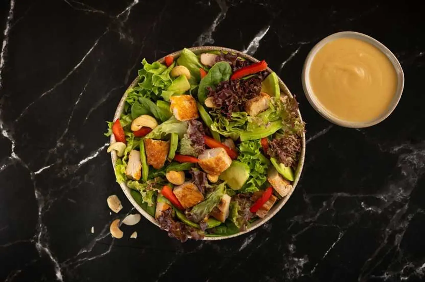 سلطة الافوكادو والدجاج