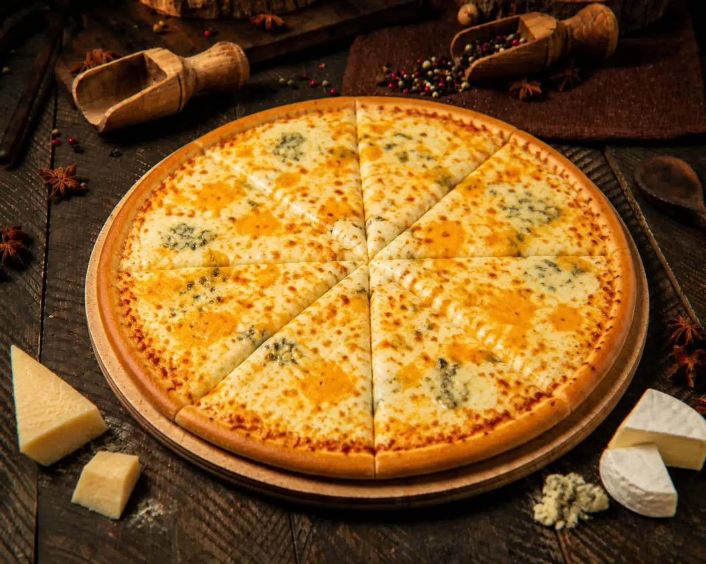 بيتزا الأجبان الثلاثة