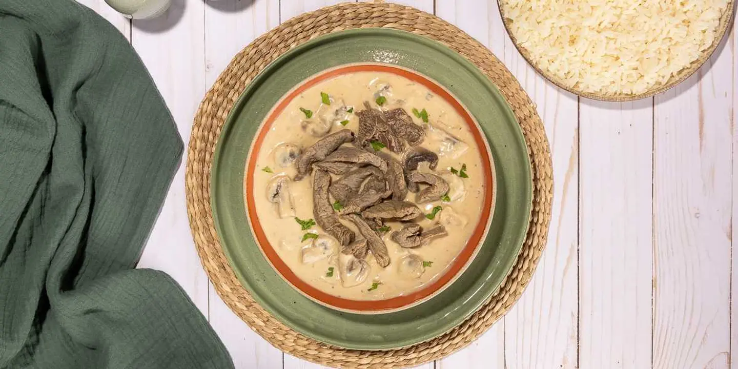 لحم ستروجانوف مع الأرز